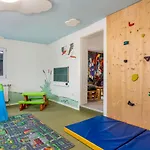 Treehouse For 14 People- Indoor Playground - Ssc - Shared House&garden *