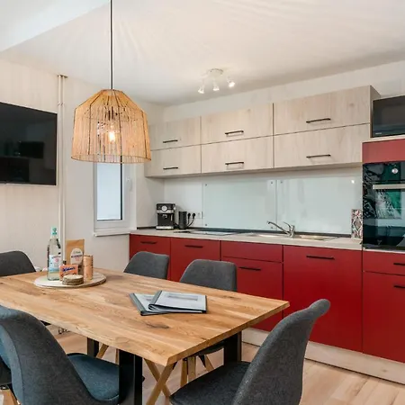 Treehouse For 14 People- Indoor Playground - Ssc - Shared House&garden Feriehus *