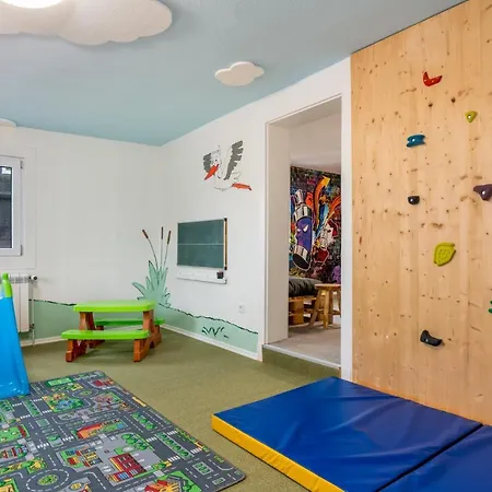 Treehouse For 14 People- Indoor Playground - Ssc - Shared House&garden *