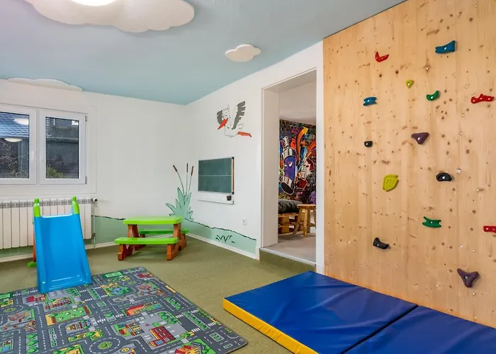 Treehouse For 14 People- Indoor Playground - Ssc - Shared House&garden *